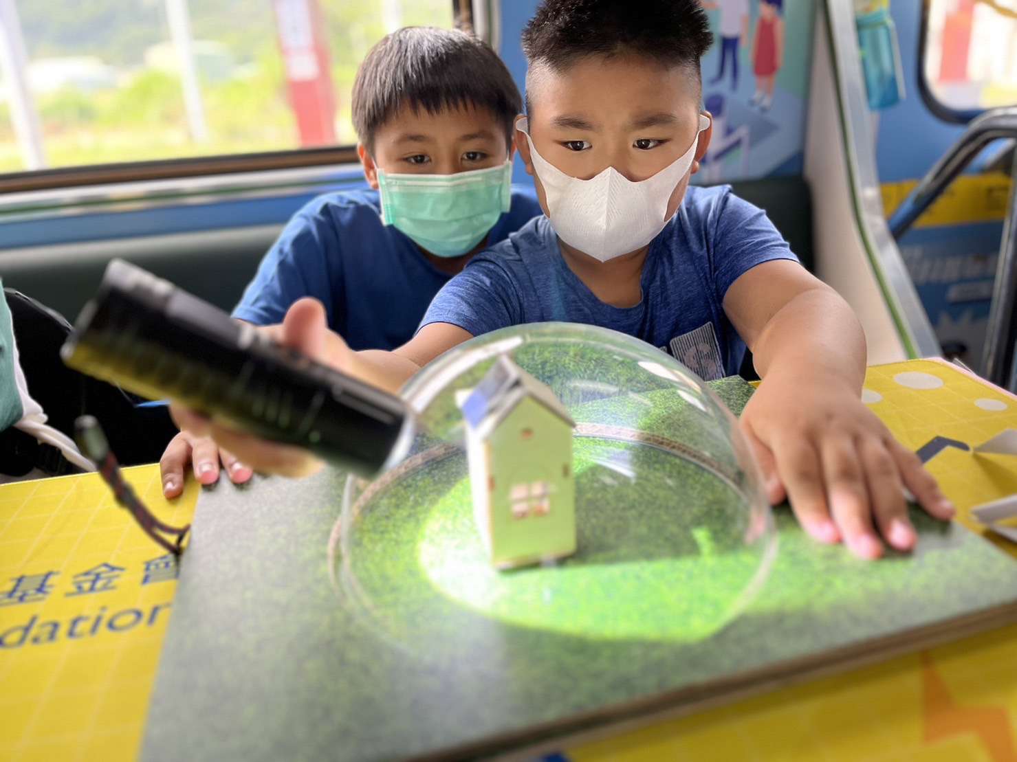人生就是博參與基礎科學主題車廂，以STEAM教學精神，設計「逐日科學家」、「太陽能工程師」以及「淨零建築師」三大能源科普課程和實驗